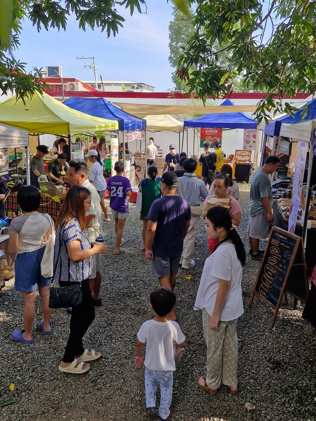 Sunday market crowd